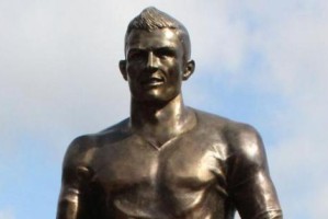 羞不羞？C罗铜像被人摸得最多的部位竟然是那里！