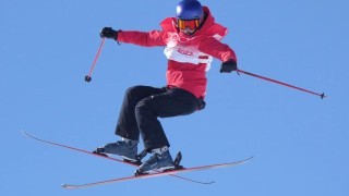 开云平台-谷爱凌云顶首秀晋级决赛 保留难度赛后淡定吃“饼”