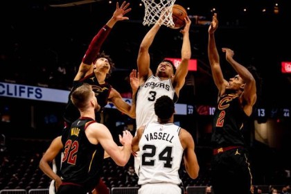 开云APP-身高不足2米砍下双20 马刺小将活力十足比肩邓肯