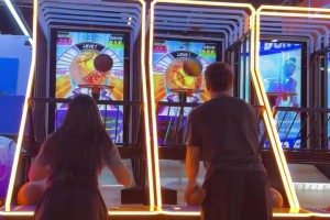 开云APP-放松身心！克雷桑晒视频，与伴侣在电玩城玩投篮机、足球游戏