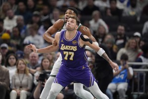 开云入口-东西部票王大战！ESPN预测明天胜率：湖人56.9% 雄鹿43.1%