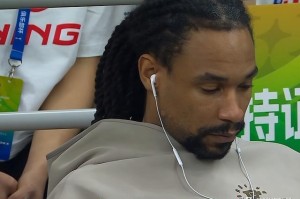 萨林杰末节戴耳机玩手机引球迷不满！“保障合同后 直接躺平滑水”