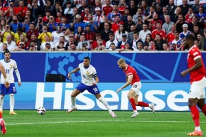 开云APP-【欧洲杯】姆总造乌龙+失单刀+伤退，法国1比0奥地利