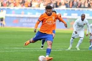 开云平台-足球报：饱满状态与犀利反击是泰山队法宝，这将带到京鲁大战中