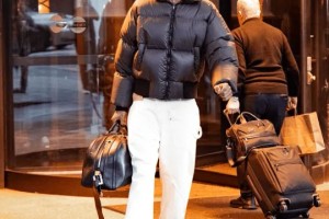 气质非凡！太阳官媒晒众球员赛前穿搭照：抵达亚特兰大