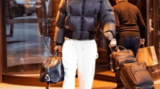 气质非凡！太阳官媒晒众球员赛前穿搭照：抵达亚特兰大