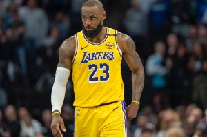 开云入口-ESPN造谣詹姆斯后，被珍妮·巴斯亲自打脸！还被里奇·保罗嘲讽！