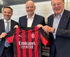 国际足联主席因凡蒂诺造访米兰总部，并与米兰高层合影