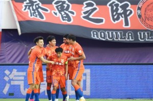 【中超综述】上海双雄两连平泰山领跑 京粤取连胜